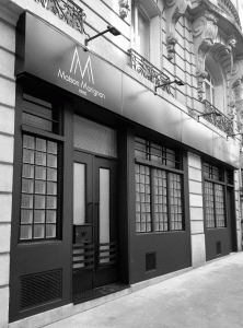 photo en noir et blanc de la façade du centre esthétique Maison Marignan