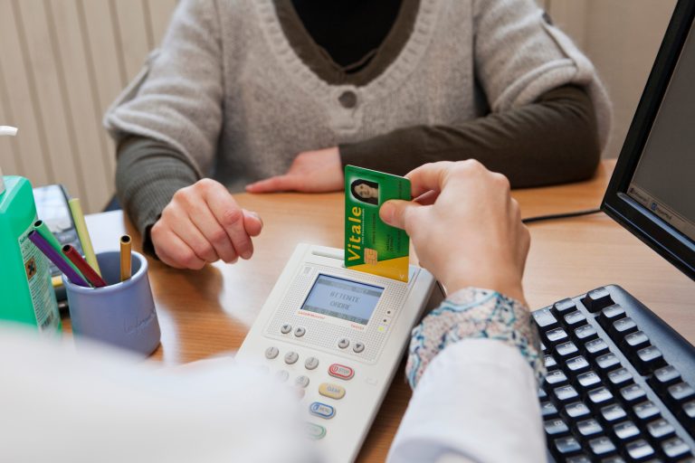 médecin insérant une carte vitale pour enregistrer une prise en charge