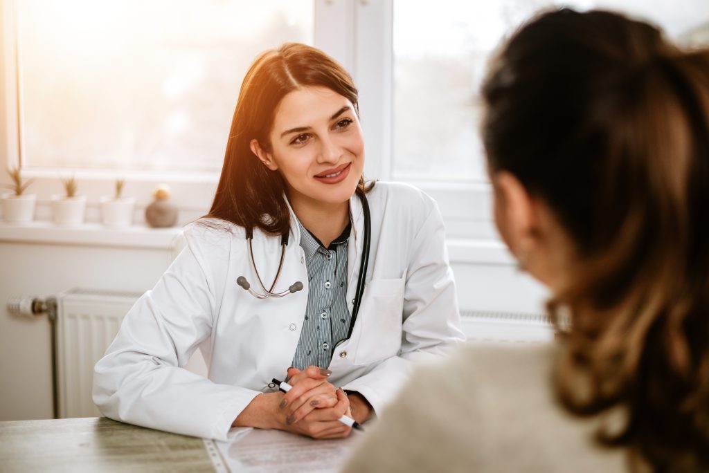 médecin à l'écoute d'un patient