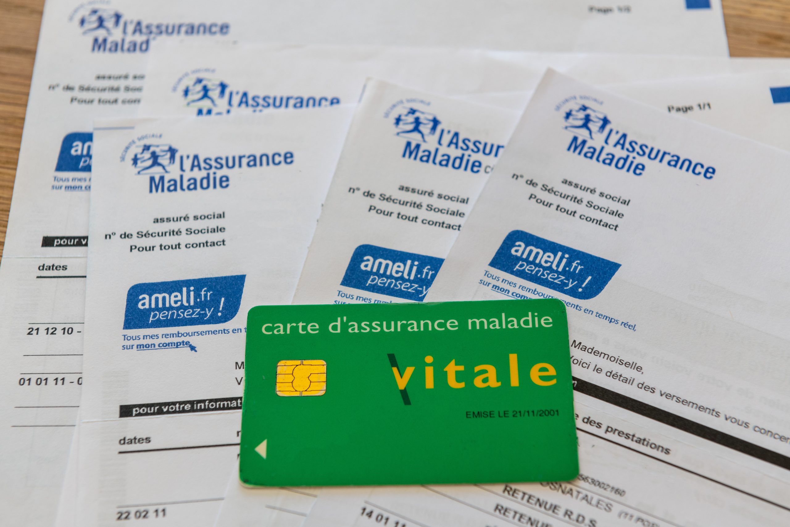 carte vitale posée sur des relevés de prises en charge de l'assurance maladie