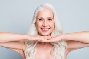 visage et haut du corps nus d'une femme avec des cheveux blancs