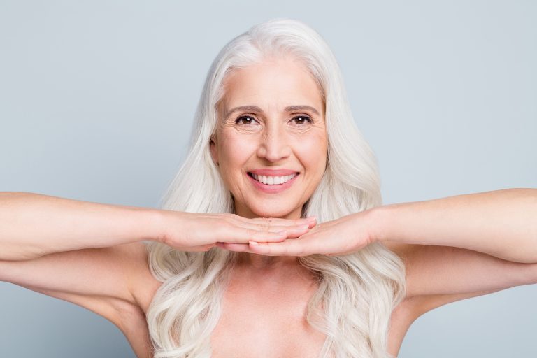 visage et haut du corps nus d'une femme avec des cheveux blancs