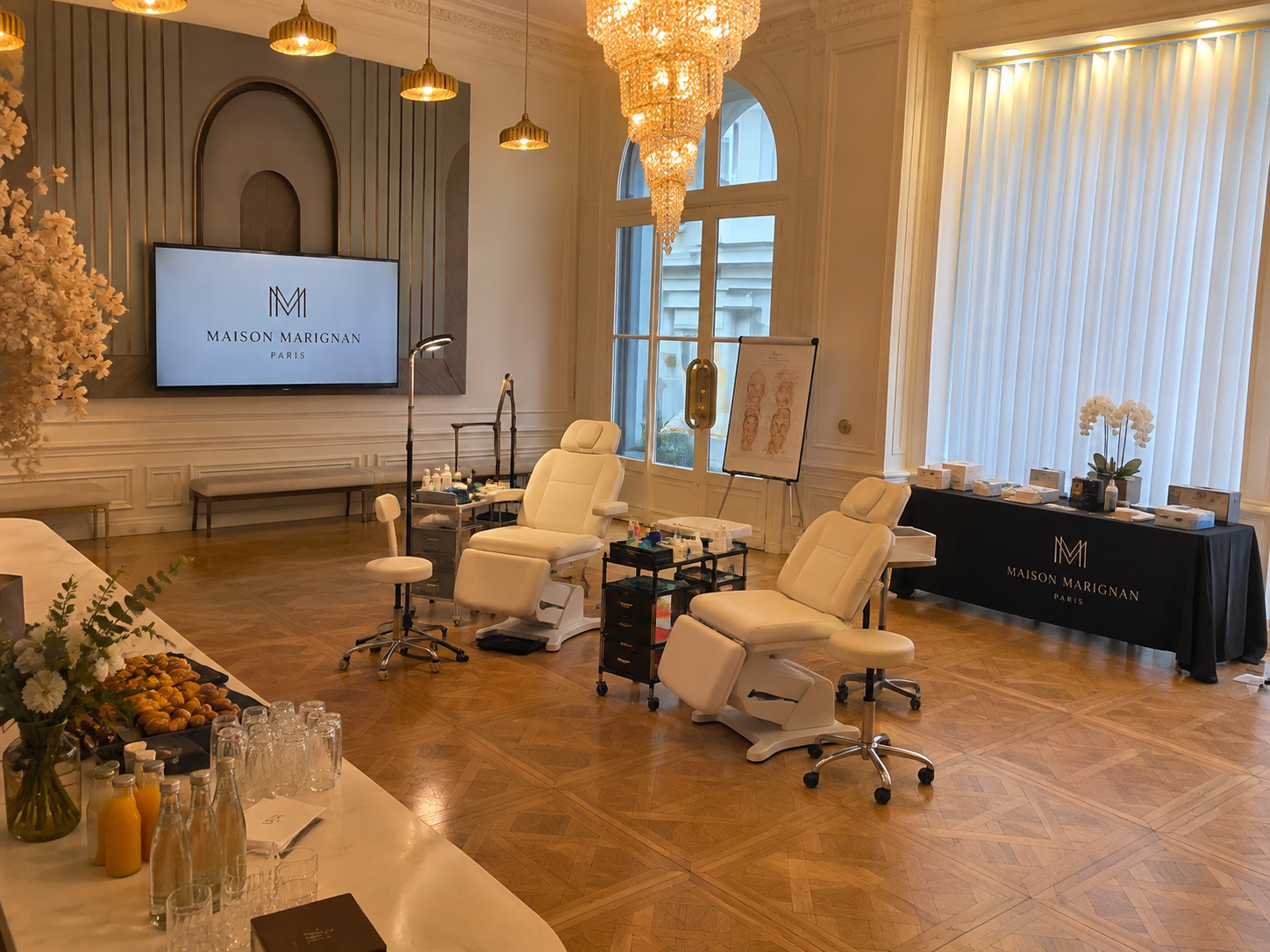 Le salon haussmannien de la Maison Marignan greffe cheveux 4 mois apres, salon haussmannien de la Maison Marignan a Paris