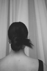 Femme de dos avec un chignon serré, nuque dégagée