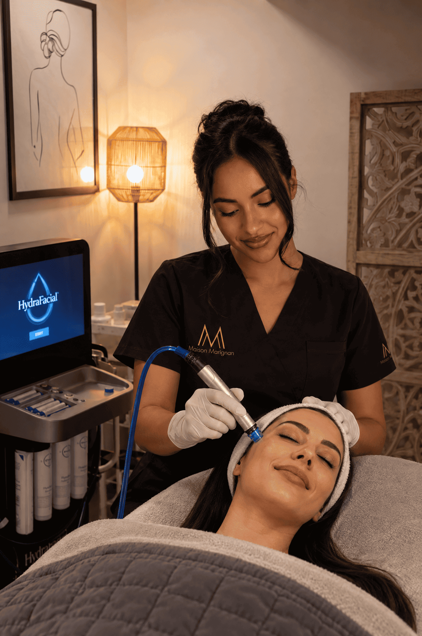 Soin Hydrafacial en cabine à la Maison Marignan, Paris 17e